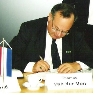 van der Ven podpis zalozenia nadacie 2002_16598